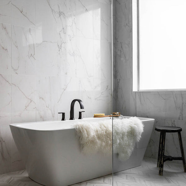 Bathroom featuring a stunning grey marble panel, creating a luxurious and sophisticated atmosphere. Ideal for modern bathroom designs.